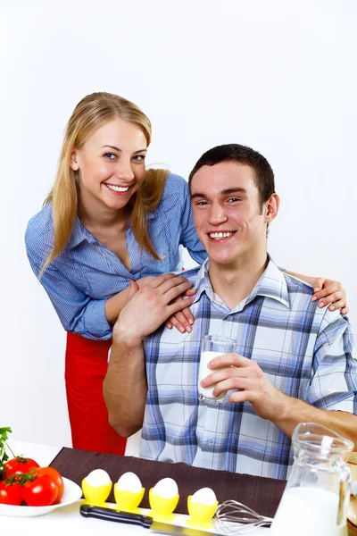 Муж и жена вместе готовят дома — стоковое фото