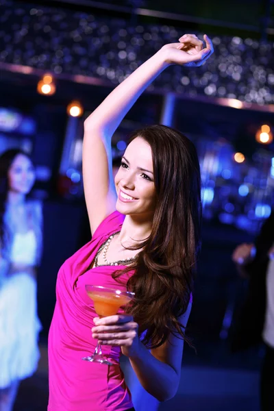 Mladá žena bavit v klubu disco — Stock fotografie