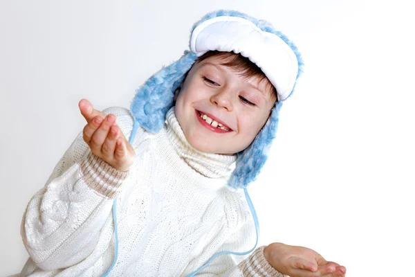 Kid in winter slijtage tegen witte achtergrond — Stockfoto
