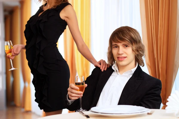 Joven hombre guapo sentado en el restaurante — Foto de Stock