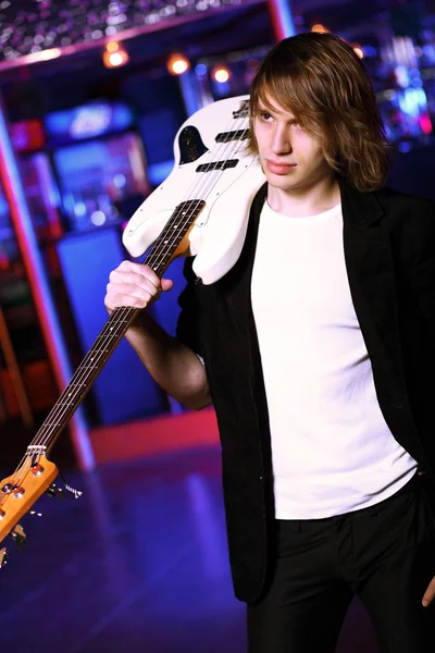 Jeune guitariste en boîte de nuit — Photo