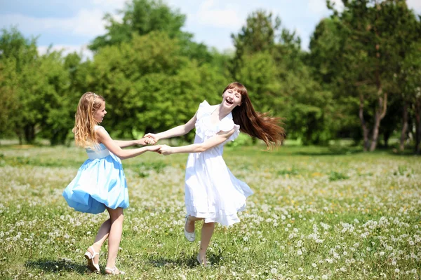 Дві дівчини грають у парку — стокове фото