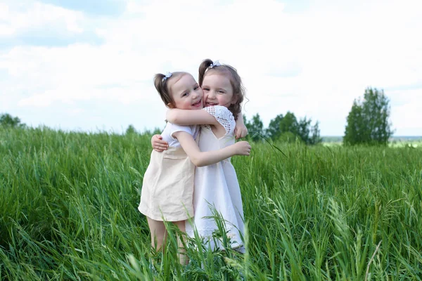 Duas irmãs pequenas ao ar livre — Fotografia de Stock