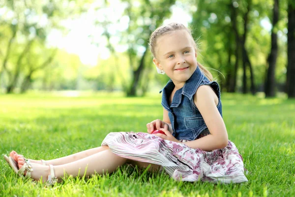 공원에 있는 어린 소녀의 사진 — 스톡 사진