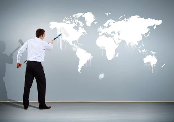 Uomo d'affari con pennello e mappa del mondo — Foto Stock