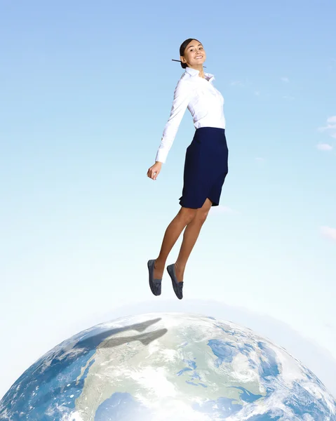 Giovane donna che salta e il nostro pianeta terra — Foto Stock
