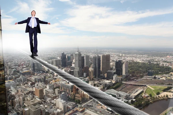 Бізнесмен балансує на мотузці — стокове фото