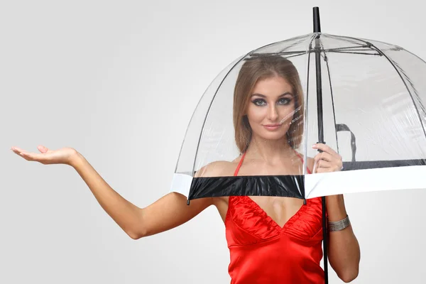 Žena v černých šatech s deštníkem — Stock fotografie