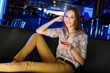 çekici bir kadın gece kulübündeki bir içki ile
