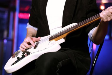 gece kulübünde gerçekleştiren genç gitarist