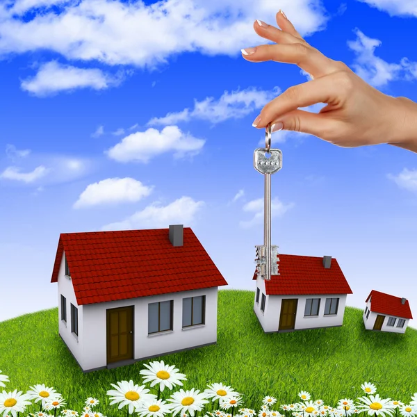 Ev ve mavi gökyüzü karşı insan eli — Stok fotoğraf