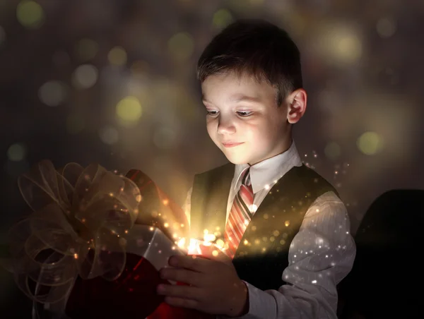 Дитина відкриває чарівну подарункову коробку — стокове фото