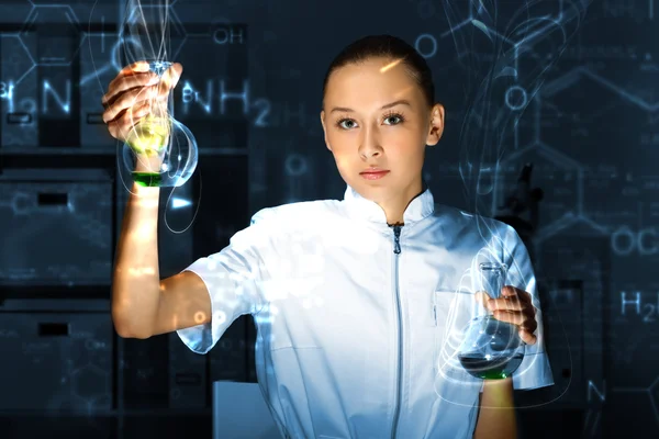 Jonge chemicus werken in laboratorium — Stockfoto