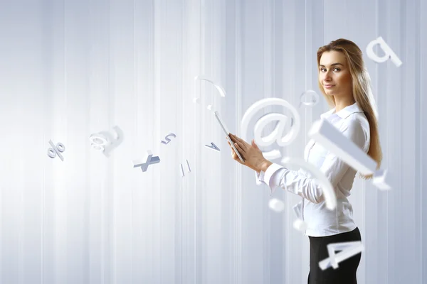 Frau in Businessbekleidung mit technologischem Hintergrund — Stockfoto