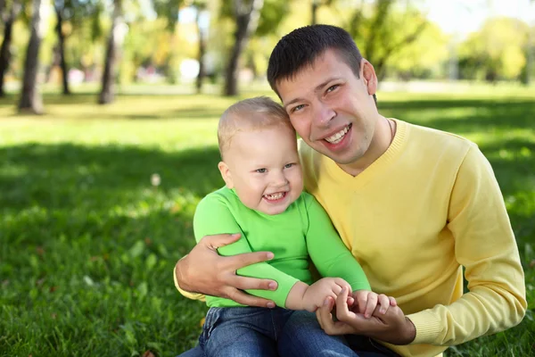 Pai com filho pequeno no parque — Fotografia de Stock
