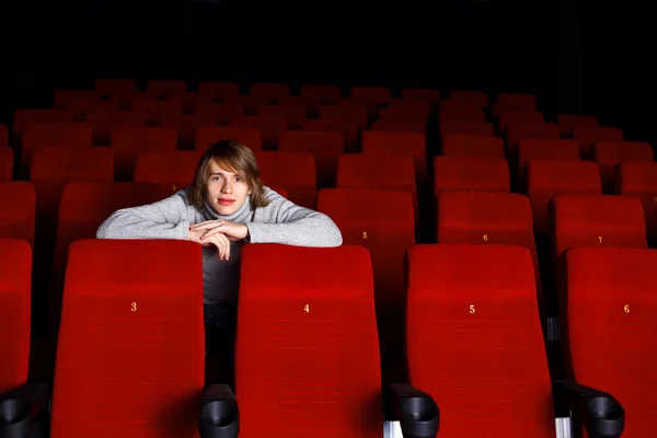 Jovem no cinema assistindo filme — Fotografia de Stock