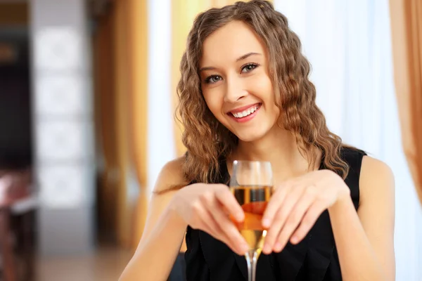 Young pretty woman sitting in restaurant — Stock Photo, Image