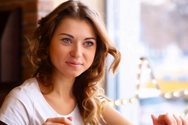 Joven bonita mujer sentada en el restaurante — Foto de Stock