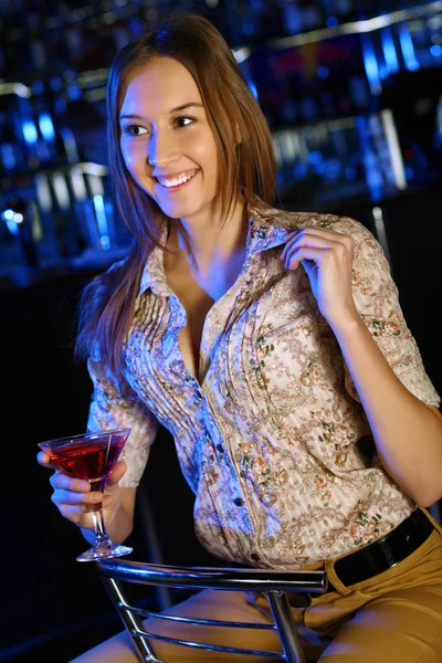 Mulher atraente no clube noturno com uma bebida — Fotografia de Stock
