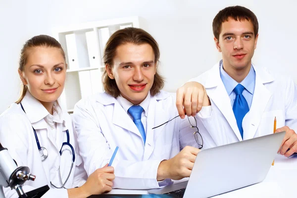 Молоді лікарі на роботі — стокове фото