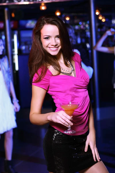Молодая женщина развлекается на дискотеке в ночном клубе — стоковое фото