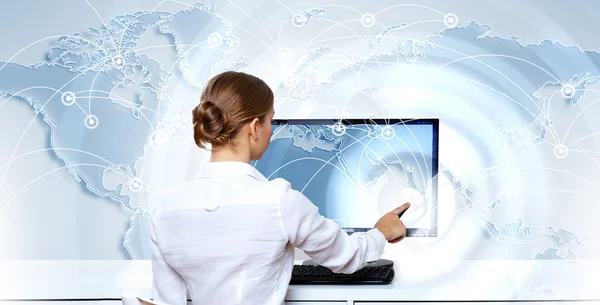 Affärskvinna som arbetar med virtuella digitala skärmar — Stockfoto