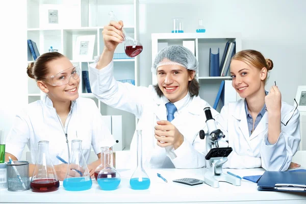 A laboratóriumban dolgozó fiatal tudósok — Stock Fotó