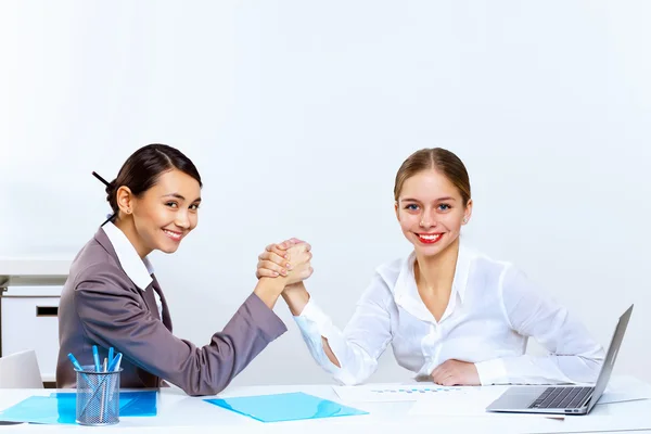 Young women arm wrestling in office — Stock Photo, Image