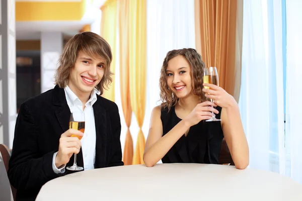 Pár v restauraci s shampagne — Stock fotografie