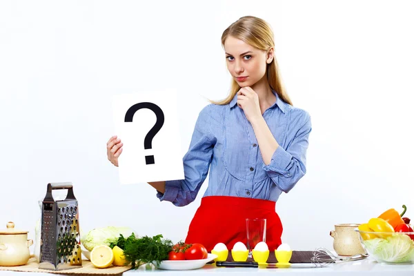 Žena vaření čerstvé jídlo doma — Stock fotografie