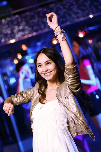 Genç bir kadın gece kulübü disco eğlenmek — Stok fotoğraf
