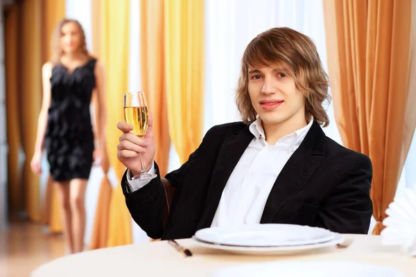 레스토랑에 앉아 젊은 잘생긴 남자 — 스톡 사진
