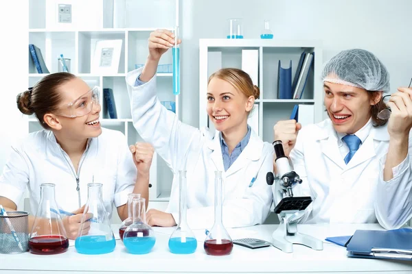 Giovani scienziati che lavorano in laboratorio — Foto Stock