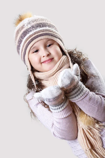 Menina bonito no inverno desgaste — Fotografia de Stock