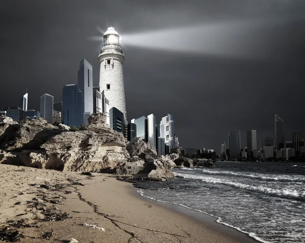 Deniz feneri ışık demeti ile — Stok fotoğraf