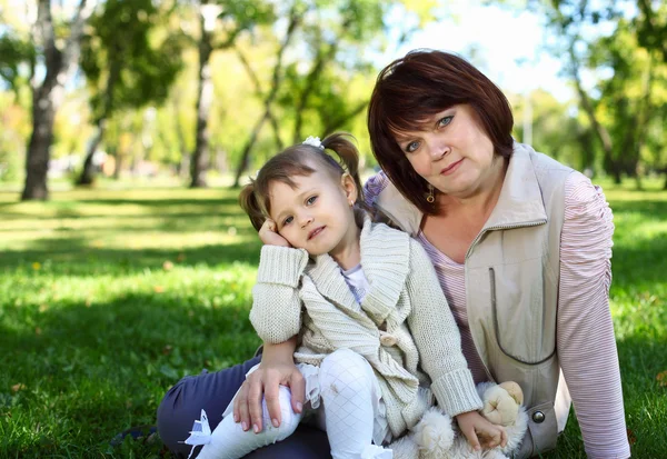 Mormor med hennes lilla granddaghter i park — Stockfoto