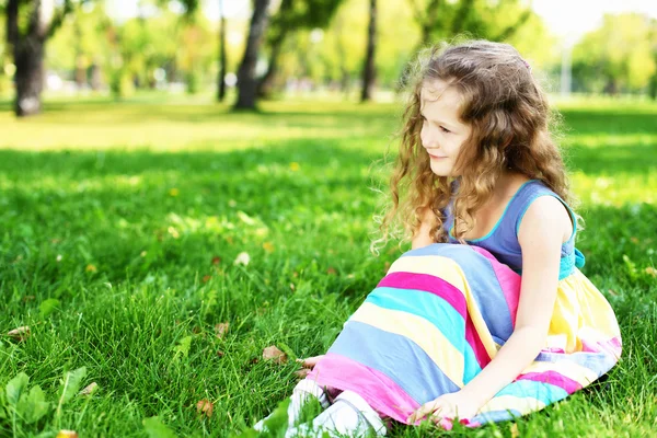 Κοριτσάκι στο πάρκο καλοκαίρι — Φωτογραφία Αρχείου