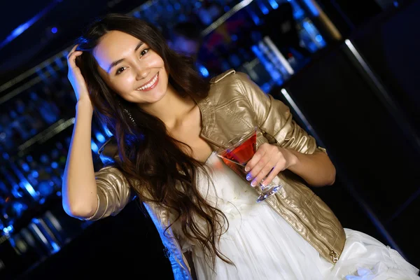 Attraktive Frau in Nachtclub mit einem Drink — Stockfoto