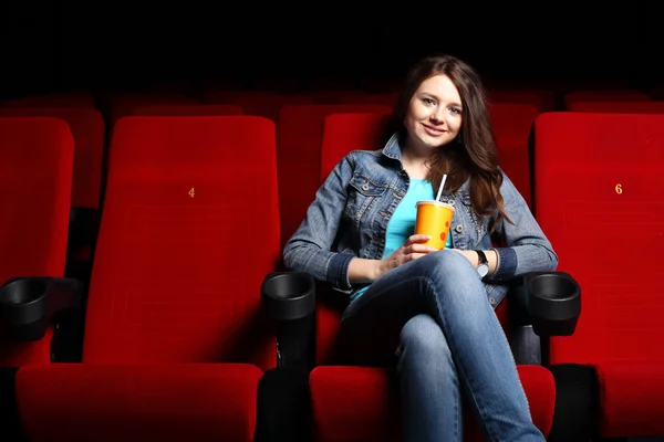 Sinemada film izlemek genç kız — Stok fotoğraf