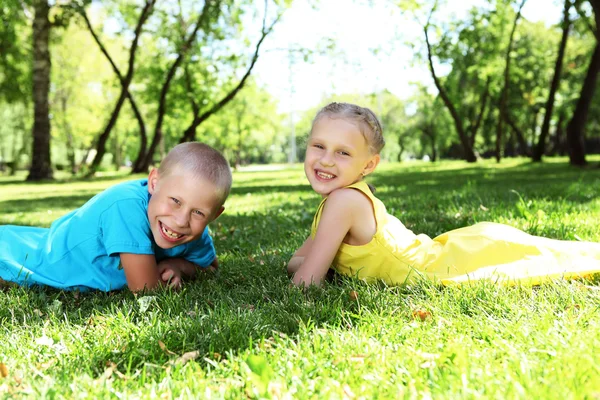 Kleine Freunde im Sommerpark — Stockfoto