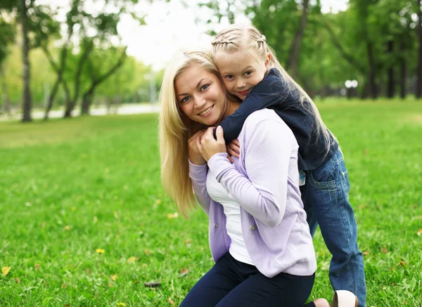 公園の母と娘 — ストック写真
