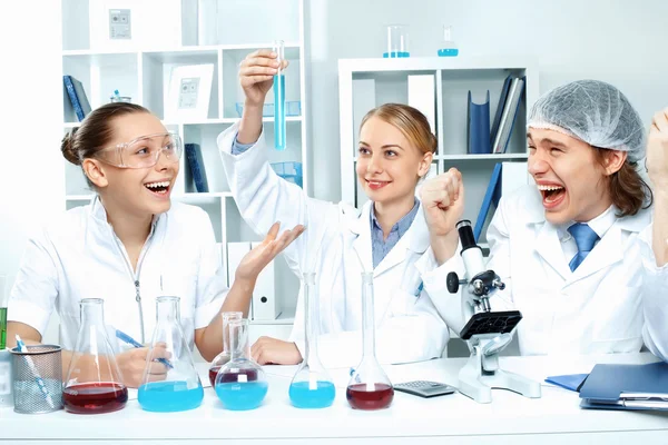 Jóvenes científicos trabajando en el laboratorio —  Fotos de Stock