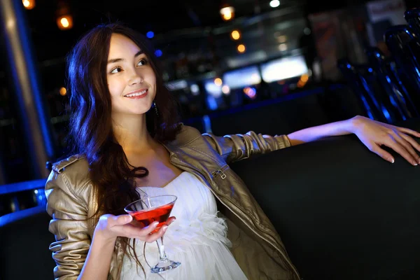 Vonzó nő, éjszakai klub, egy itallal — Stock Fotó