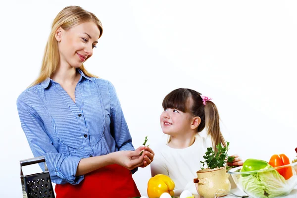 Giovane madre cucina a casa con il suo daoghter — Foto Stock