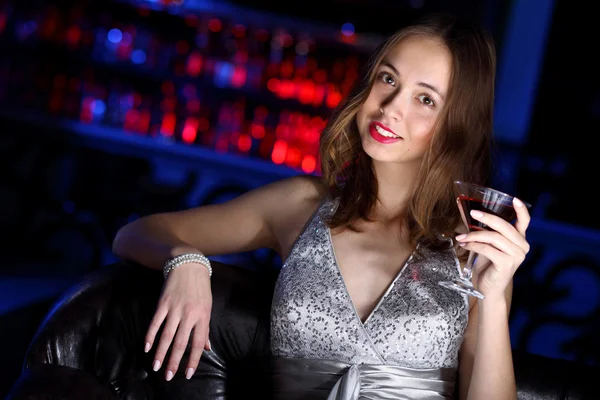 음료와 함께 나이트 클럽에서 젊은 여자 — 스톡 사진