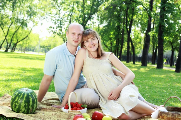 Pareja joven de picnic en el parque — Foto de Stock