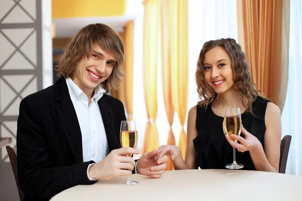 Par i en restaurang med champagne — Stockfoto