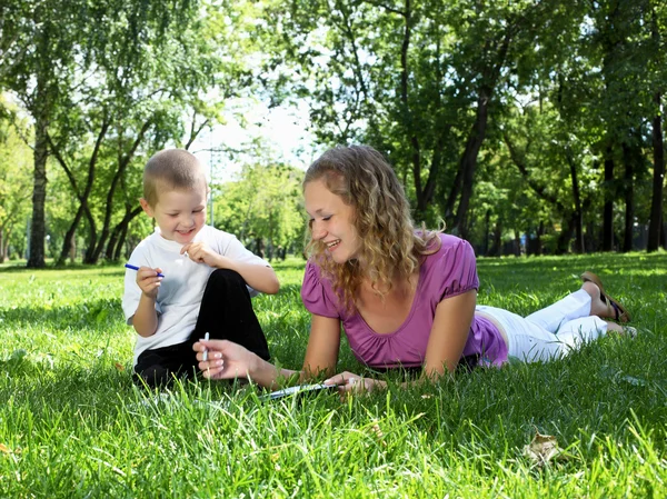 Mother with little son in the park — Stockfoto