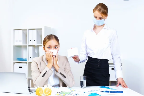 Με κρύο και τη γρίπη στο χώρο εργασίας — Φωτογραφία Αρχείου