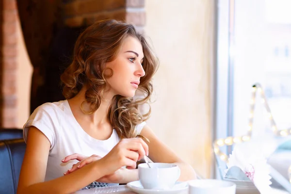 Jovem mulher bonita sentada no restaurante — Fotografia de Stock